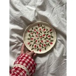 Керамическая тарелка  с клубникой