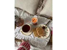Керамическая тарелка  с клубникой