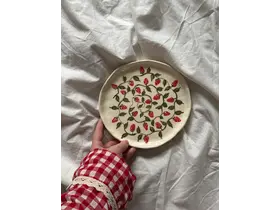 Керамическая тарелка  с клубникой