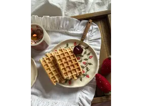 Керамическая тарелка  с клубникой